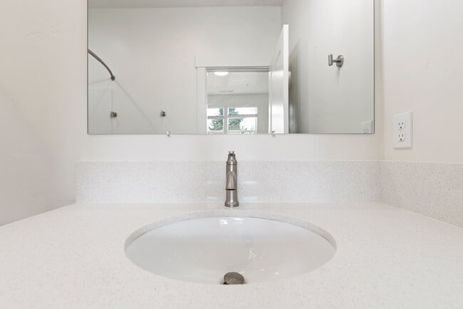 Building Photo - "Discover Comfort & Style: Spacious 3-Bed,...
