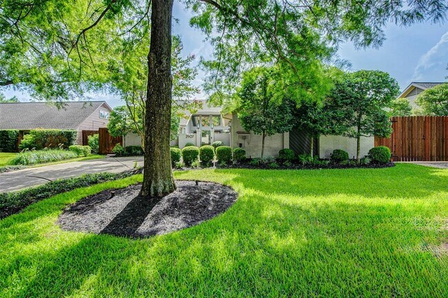 Building Photo - 2907 Fontana Dr