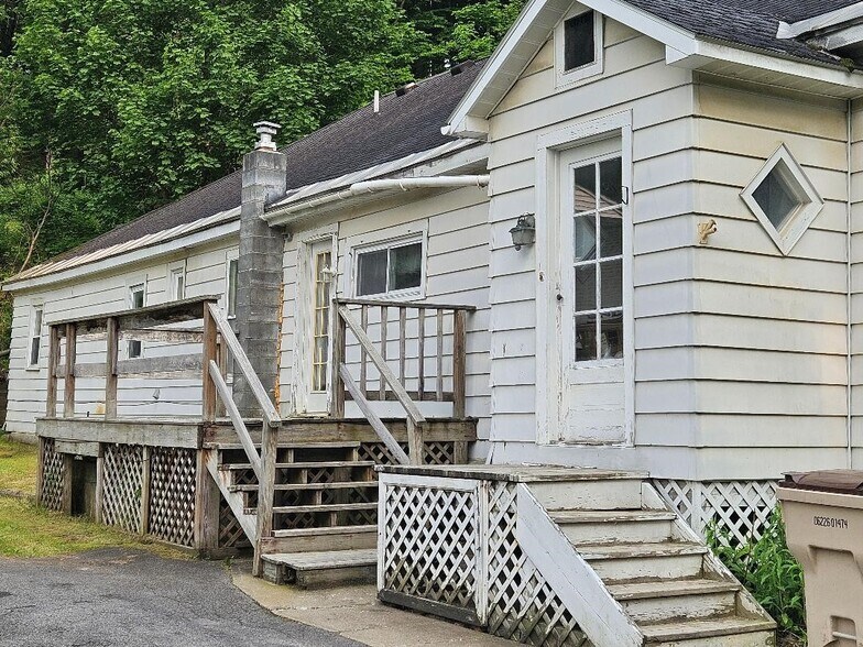 Building Photo - 968 Warren Rd