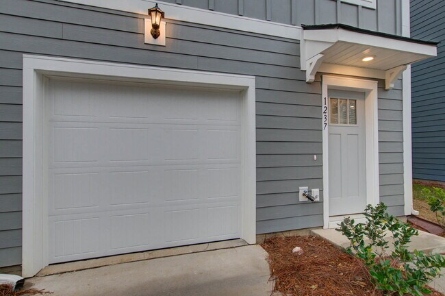 Building Photo - 1237 Tice Ln