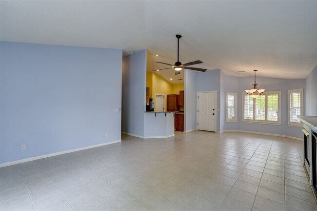 Building Photo - 2 bedroom, 2 bathroom home in Victorian Es...