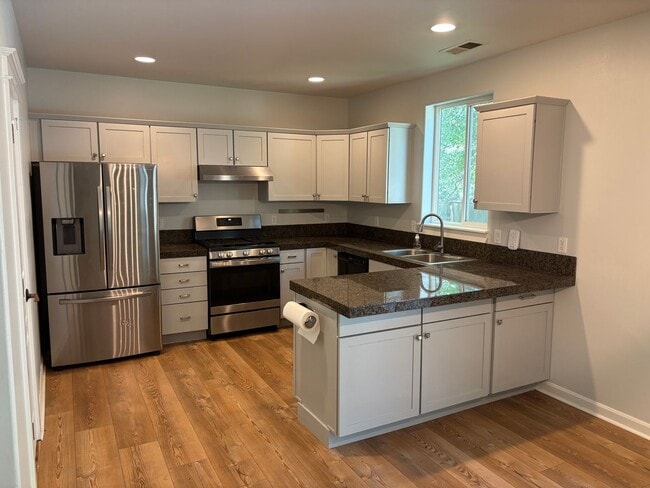Building Photo - 3 Bedroom House with Large Bonus Room and ...