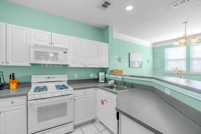 Building Photo - 2252 Beach Dr