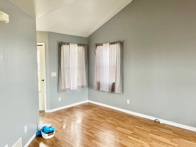 Building Photo - Eaton Commons Townhome