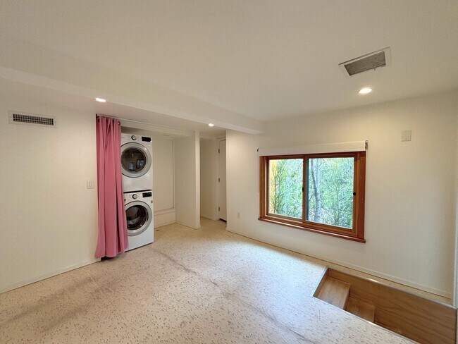 Building Photo - Serene 2bed /1 Bath Spanish Hideaway in He...