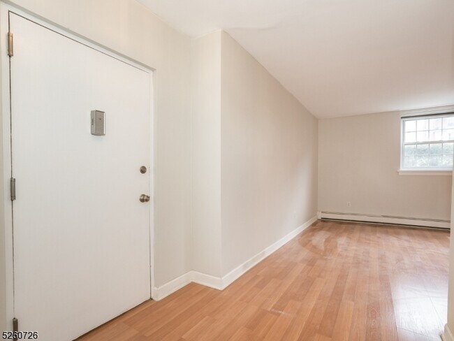 Building Photo - 48 Elm St