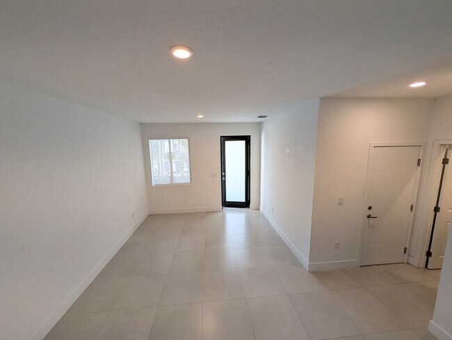 Building Photo - Spacious 3 Bedroom / 3.5 Bathroom Townhome for Rent – Miami