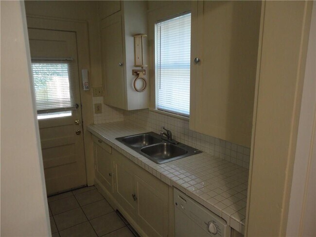 Building Photo - 707.5 Graham Pl