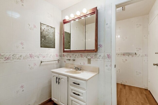 Building Photo - 8106 Windlake Dr