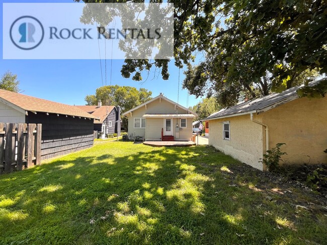 Building Photo - 2 Bed 1 Bath with Hardwood floors