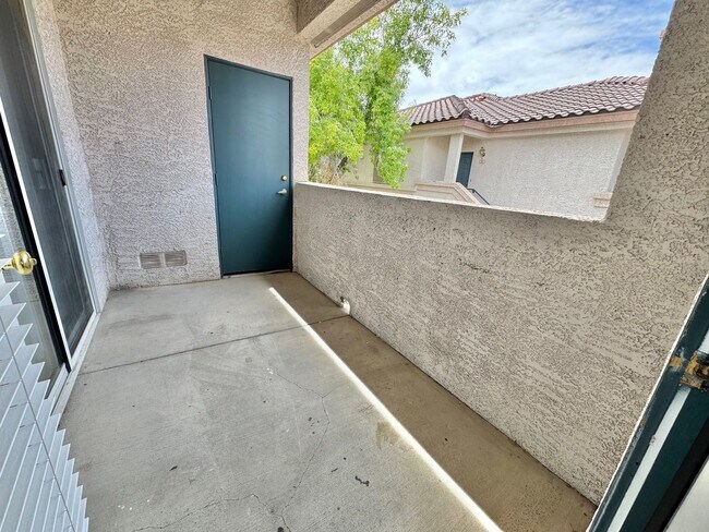Building Photo - SPACIOUS 3 BEDROOM, 2 BATHROOM UPGRADED CO...
