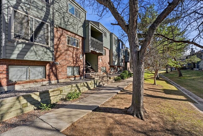 Building Photo - Updated 2 bed / 1 bath home in Lakewood!