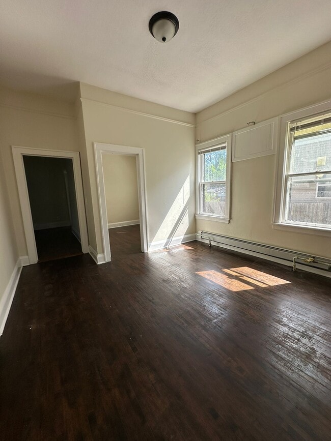 Building Photo - 583 Reaney Ave E