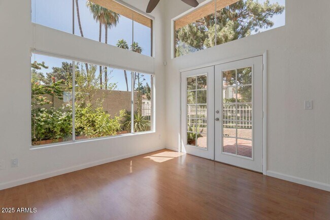 Building Photo - 4020 E Laurel Ln