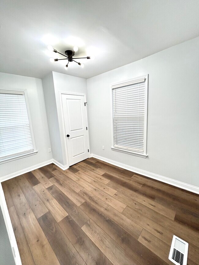 Building Photo - 211 Hawkes Ave