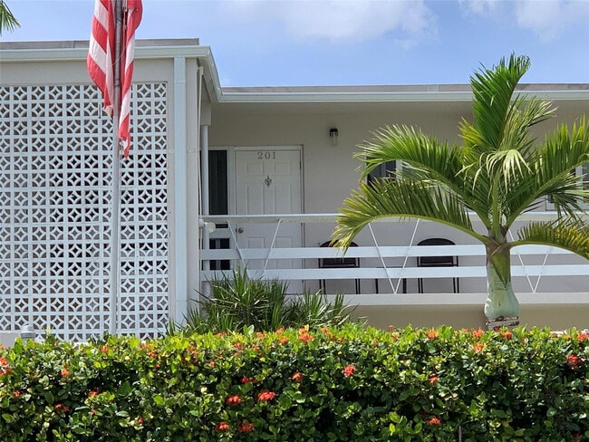 Building Photo - 3205 SE 7th St