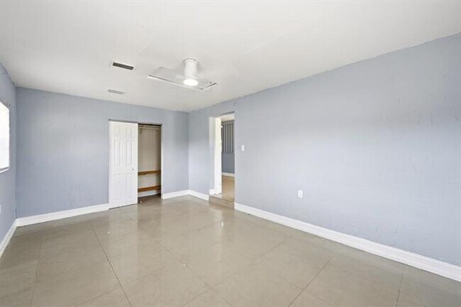 Building Photo - 740 E Evanston Cir