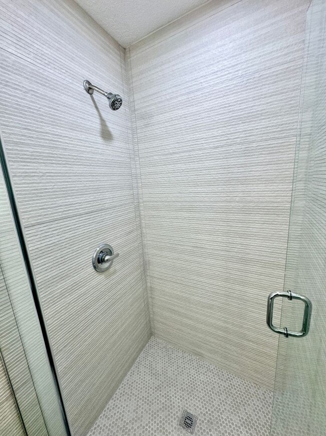 Building Photo - Beautifully Renovated 2-Bed/1-Bath Upstair...