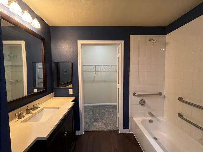 Building Photo - 2320 Gracy Farms Ln