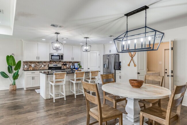 Building Photo - 3230 Creek Side Dr