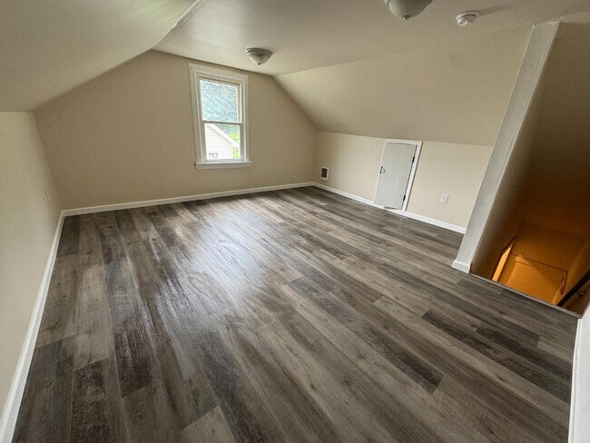 Building Photo - 105 E Railroad St