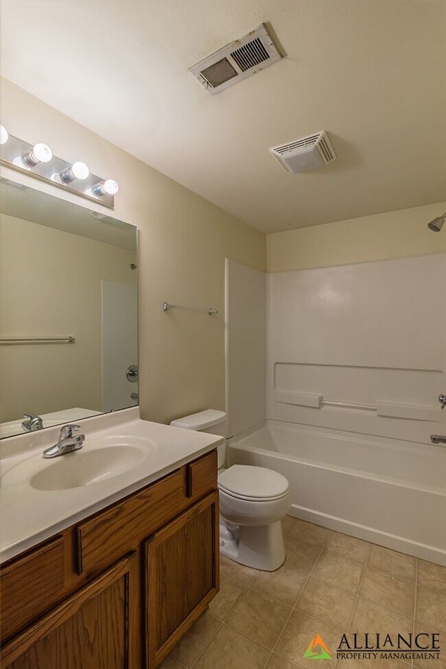 Building Photo - 928 Moro St