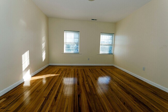 Building Photo - Nicely renovated, pet friendly 3 bed 3.5 bath unit for September!