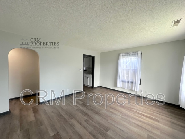 Building Photo - 1034 E Elm St