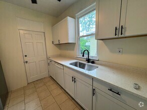 Building Photo - 3 bed 1 bath - newly updated, central air,...