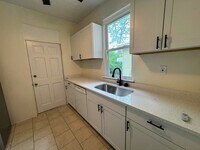 Building Photo - 3 bed 1 bath - newly updated, central air,...