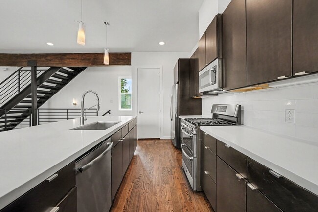 Building Photo - 910 W 19th St