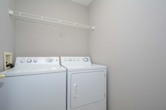 Building Photo - Beautiful 2-Bedroom 3-Bathroom Townhouse in Plymouth!