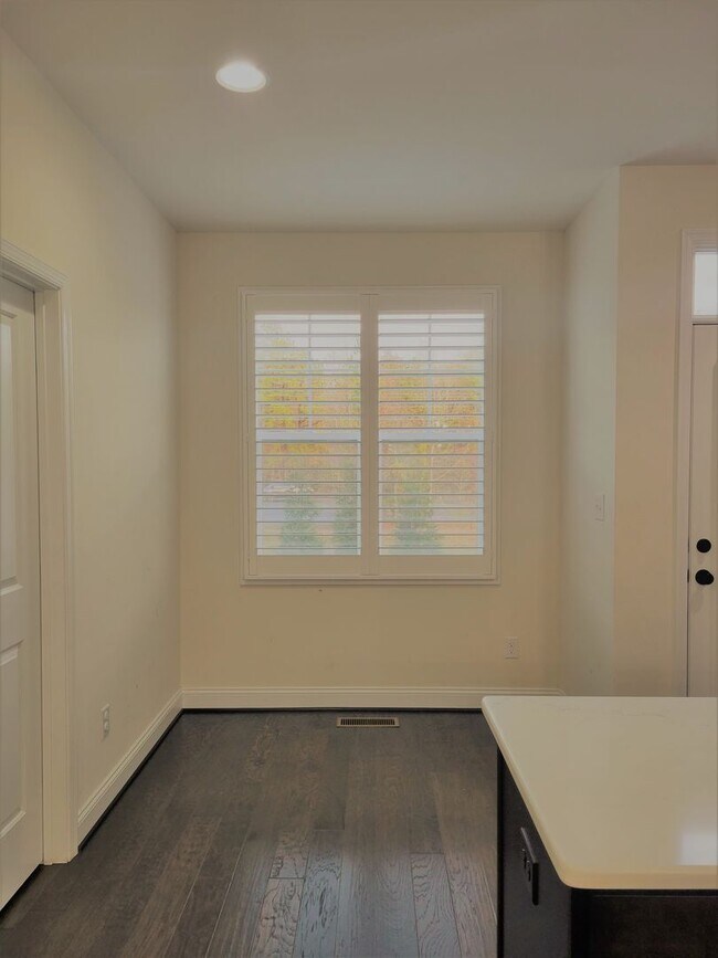 Building Photo - Stunning 4 bedroom 3.5 bath townhome locat...