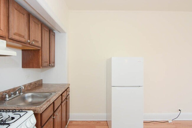 Building Photo - 3335 W Diversey Ave