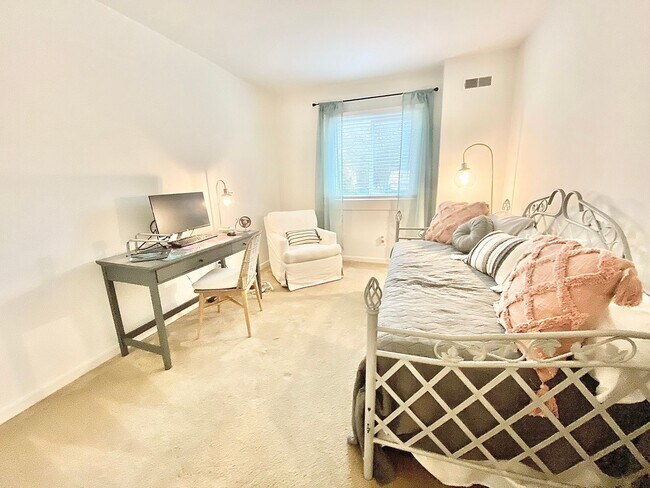 Building Photo - Beautiful Mount Pleasant Townhome