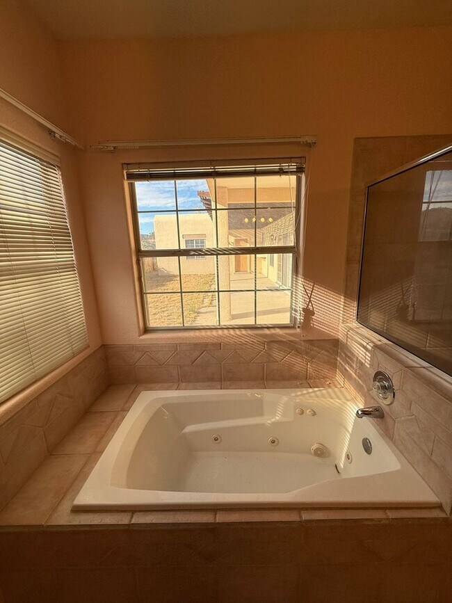 Building Photo - Beautiful 3 Bedroom/2.5 Bathroom Home Located off Roadrunner