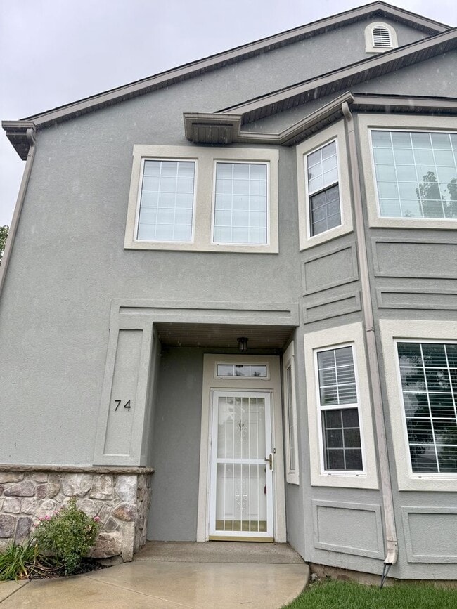 Building Photo - Charming 2-Bedroom Bottom-Unit Townhome wi...