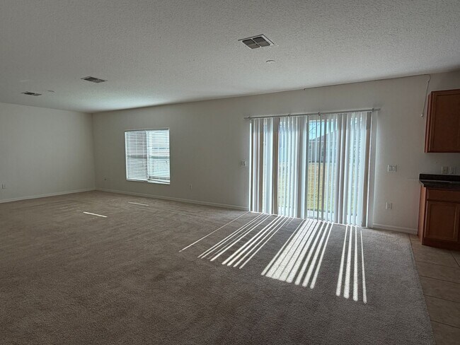 Building Photo - 5 bed 3 bath single family house for rent