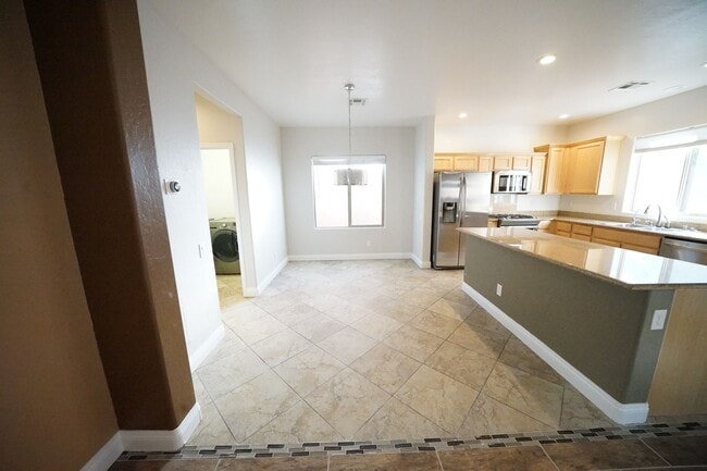 Building Photo - Showings Available NOW