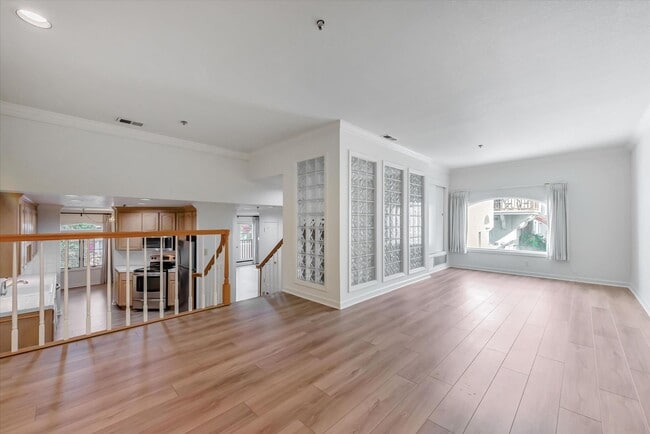 Building Photo - Spacious Townhome in Palo Alto