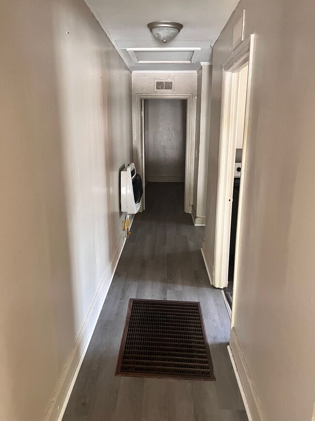 Building Photo - Charming 1 Bedroom