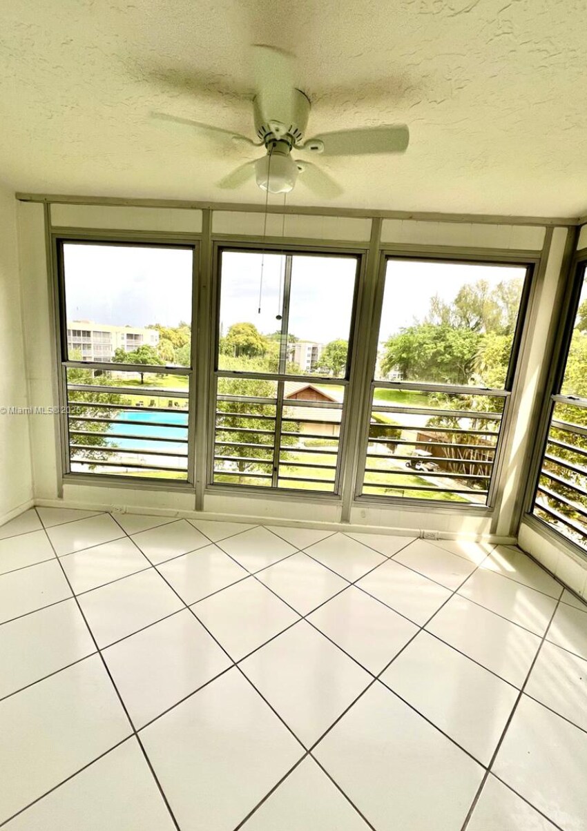 Building Photo - 1920 Sabal Palm Dr