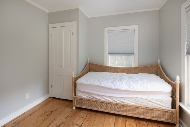 Building Photo - 14 Library St