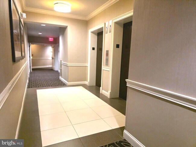 Building Photo - 1645 International Dr