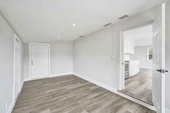Building Photo - 5601 SW 36th Ct