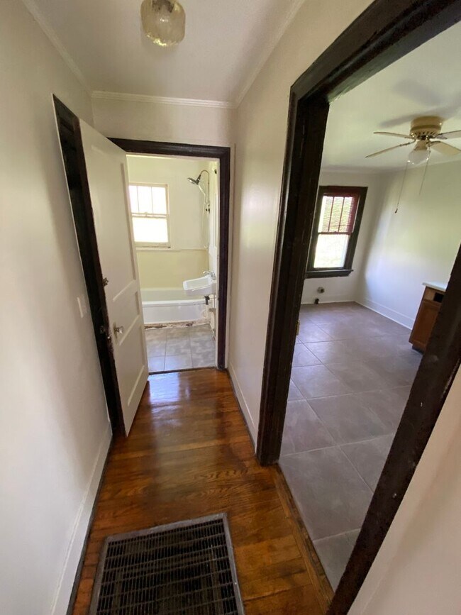 Building Photo - One Bedroom House in Woodycrest