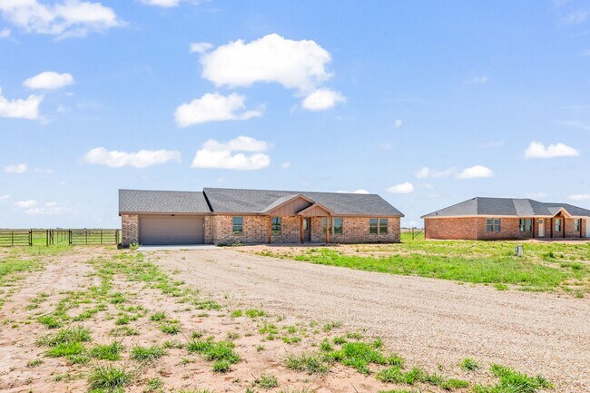 Building Photo - Country Living In Idalou ISD!
