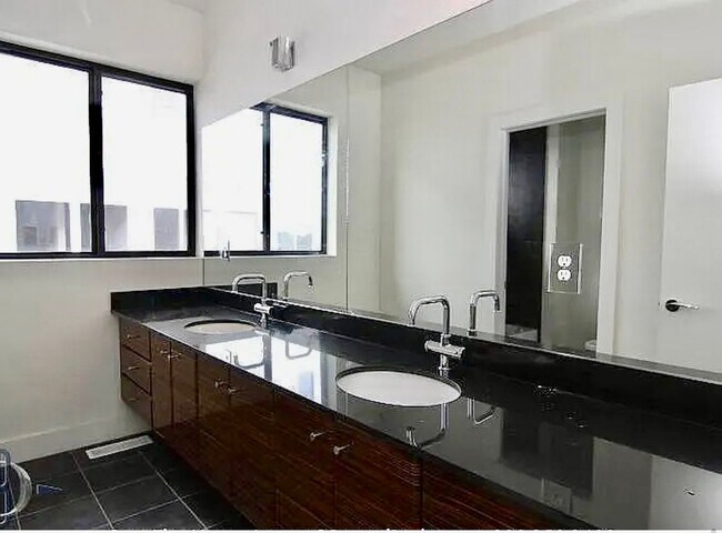 Building Photo - Beautiful home located just off of Cherry ...