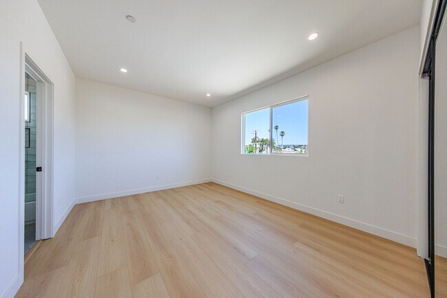 Building Photo - 2847 S Victoria Ave