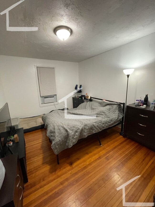 Building Photo - 293 Main St